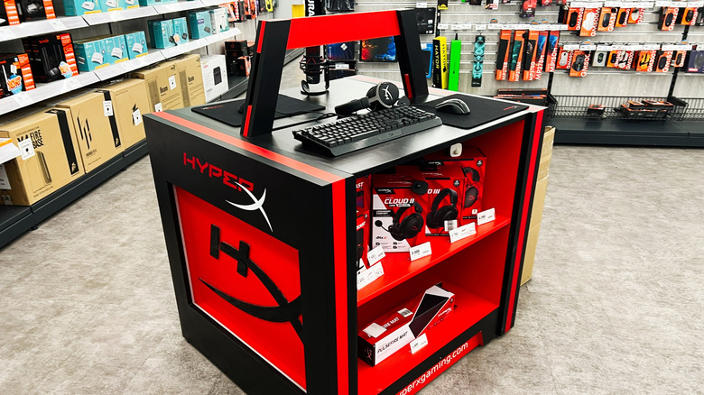 Аксессуары HyperX на витрине в магазине