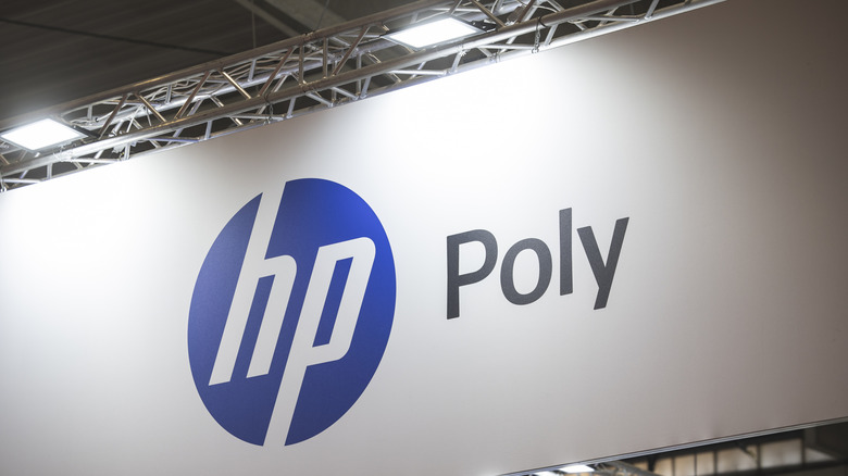 Логотип HP Poly на большой доске