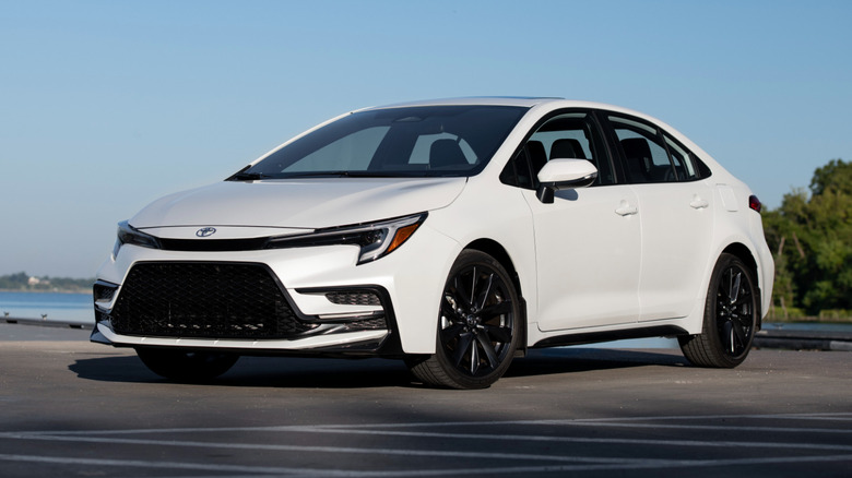 Toyota Corolla XSE 2027 белого цвета, вид спереди 3/4