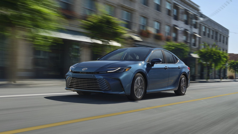 Toyota Camry 2025 года синего цвета на ходу, вид спереди в 3/4