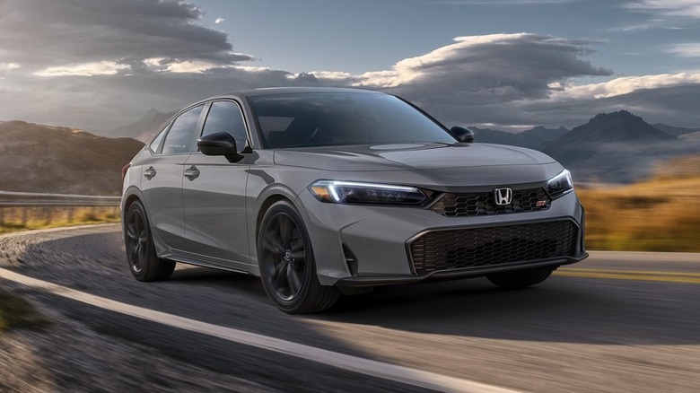 Honda Civic 2025 серого цвета, вид спереди 3/4