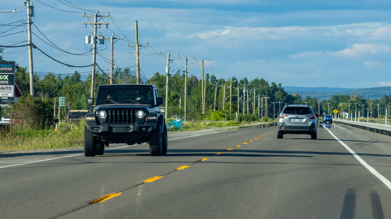 Jeep Wrangler едет по шоссе