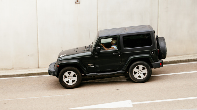 Вид сбоку на Jeep Wrangler, демонстрирующий его квадратную форму