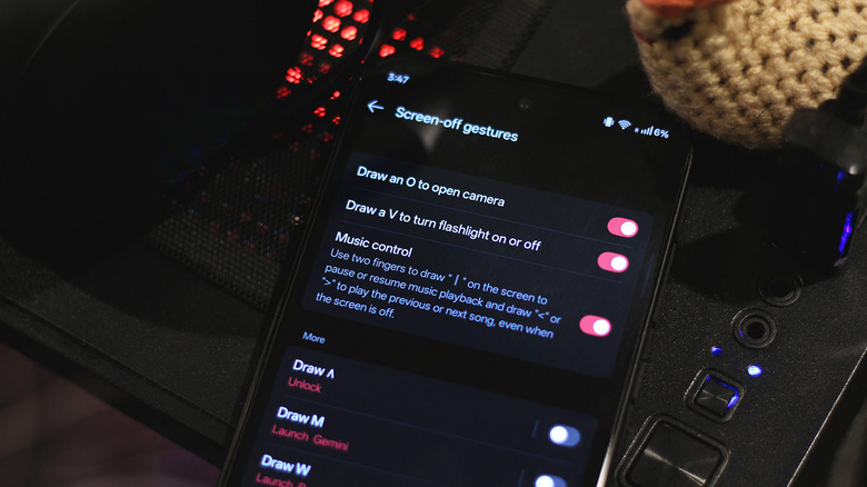 Настройка жестов при выключении экрана в OxygenOS.