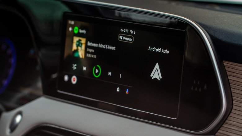 Экран информационно-развлекательной системы автомобиля с ОС Android Auto и воспроизведением музыки.