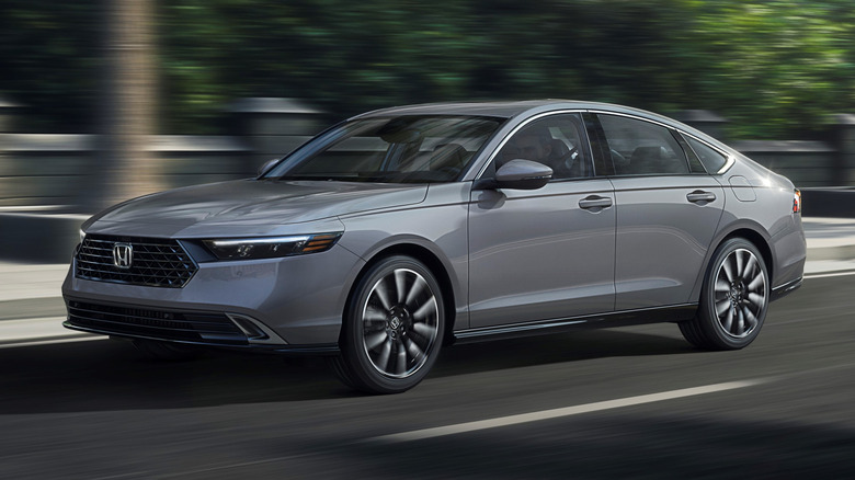 серая Honda Accord Touring 2026 года едет по улице