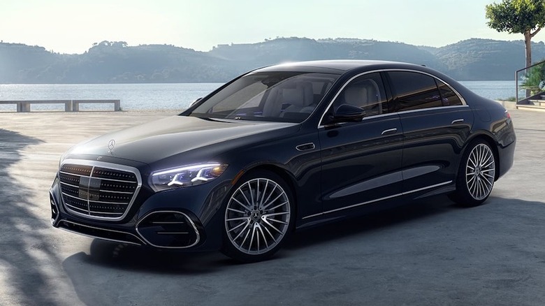 Черный Mercedes-Benz S 500 4Matic 2027 года припаркован перед озером