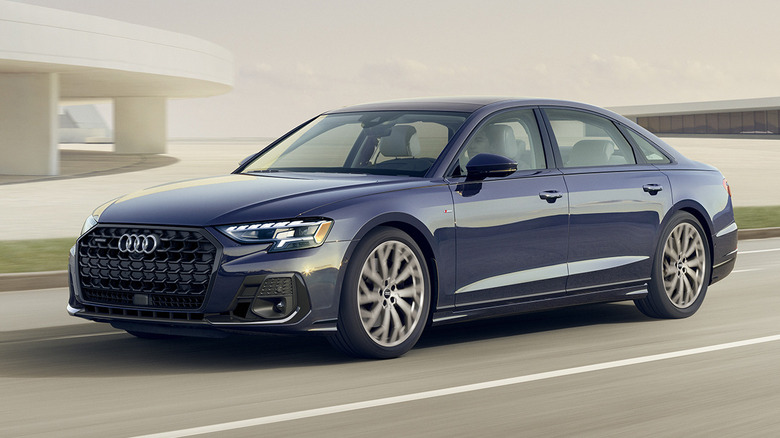 темно-синий Audi A8 2026 года едет по улице