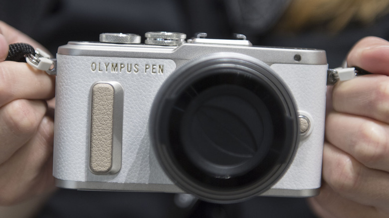 Белый фотоаппарат Olympus PEN.