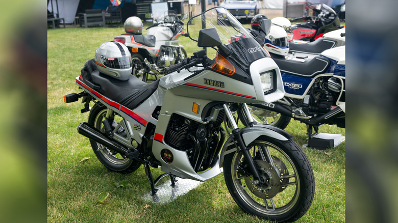 Yamaha XJ650 Seca Turbo демонстрируется на выставке мотоциклов под открытым небом.