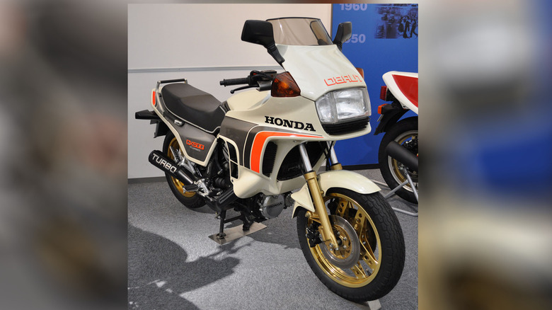 Мотоцикл Honda CX500 Turbo на выставке в музее.