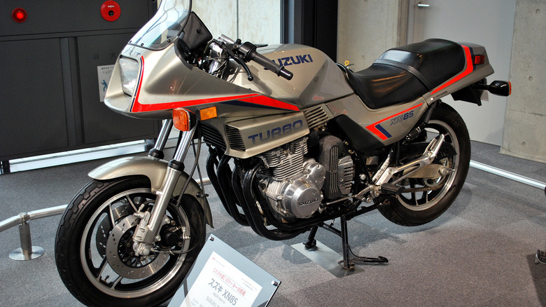 Suzuki XN85 Turbo на выставке в музее.