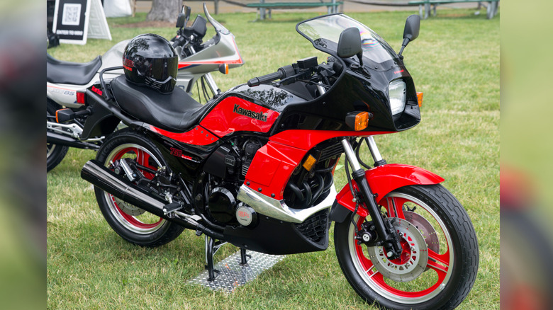 Kawasaki GPz750 Turbo на выставке мотоциклов под открытым небом.