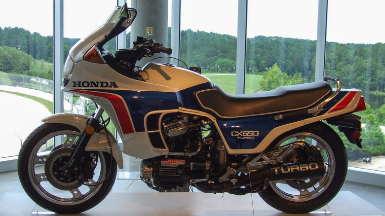 Honda CX650 Turbo на выставке в музее.
