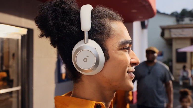 Человек в наушниках Soundcore Space One Pro.