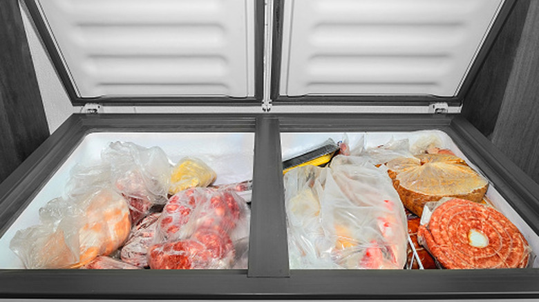 Снимок упакованных замороженных продуктов в морозильной камере