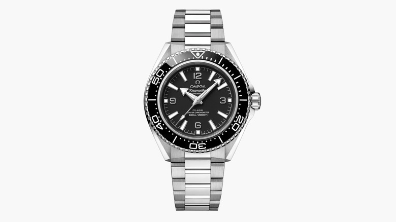 Человек, носящий часы OMEGA Seamaster.