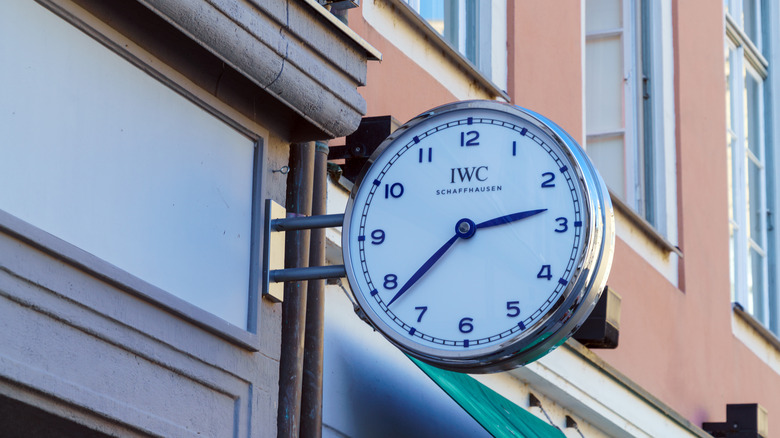 Знак часов IWC на ​​фасаде магазина.