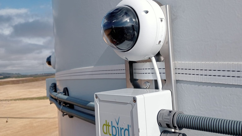 Модуль обнаружения птиц DTBird, установленный на ветряной турбине