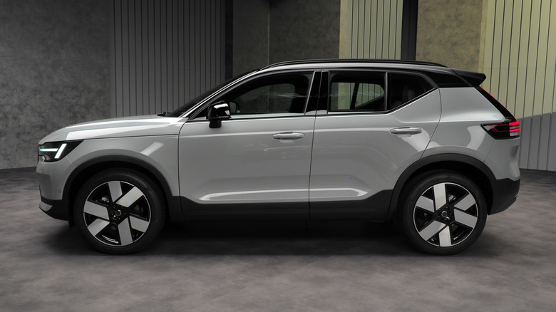 Volvo XC40 2028 года в профиль
