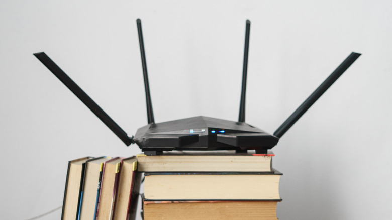 Маршрутизатор Wi-Fi сидит на стопке книг