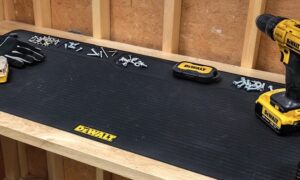 DeWalt недавно выпустила силиконовый коврик, который поможет защитить и организовать ваш верстак