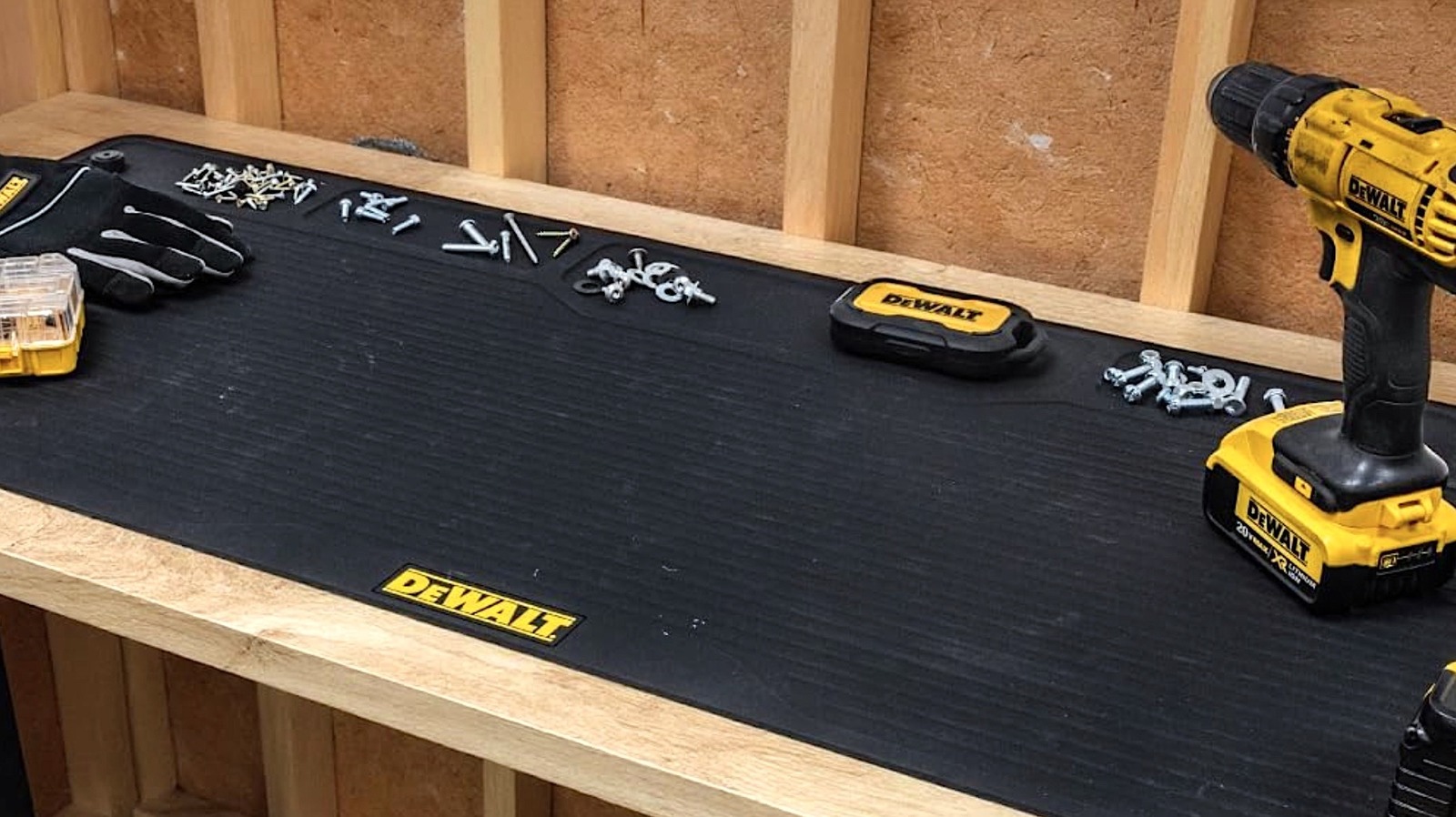 DeWalt недавно выпустила силиконовый коврик, который поможет защитить и организовать ваш верстак