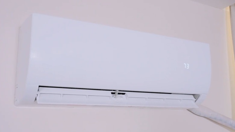 Внутренний кондиционер TMWINGS 9000 BTU Mini Split AC, установленный на стене.