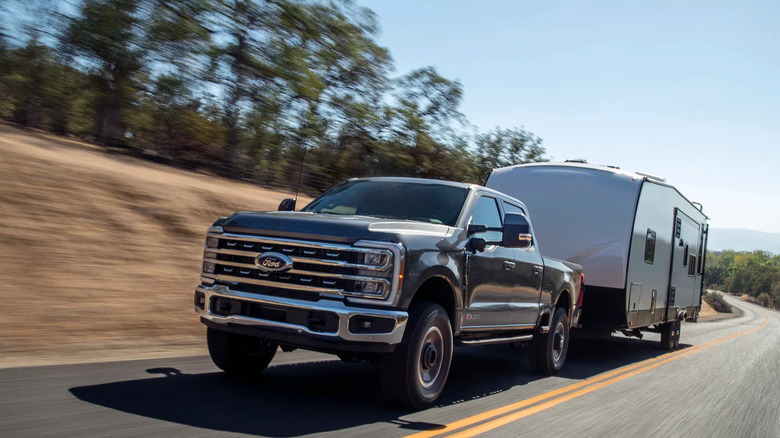Буксирующий прицеп Ford Super Duty 2023 года на дороге, вид в 3/4 спереди слева