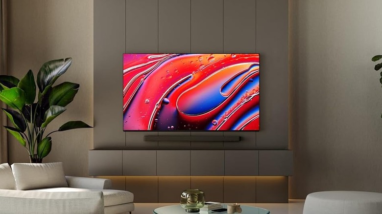 Телевизор Sony Bravia 9 QLED, закрепленный на стене