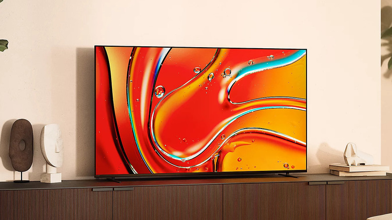 Телевизор Sony Bravia 7, установленный на консоли
