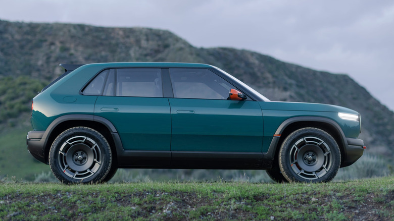 Боковой профиль будущего Rivian R3X