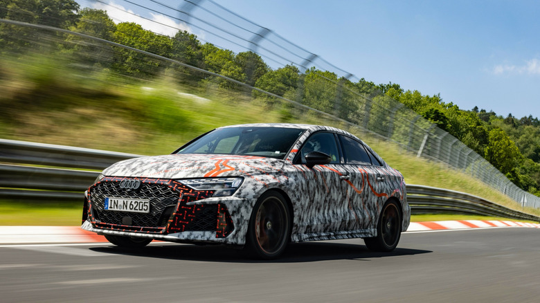 Вид спереди в 3/4 на Audi RS3, устанавливающий рекорд круга на трассе Нюрбургринг-Нордшляйфе