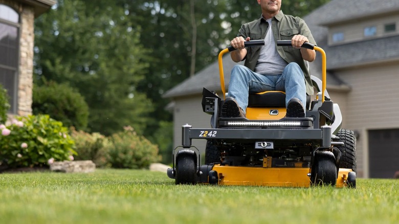 Ландшафтный дизайнер косит газон газонокосилкой с нулевым поворотом Cub Cadet