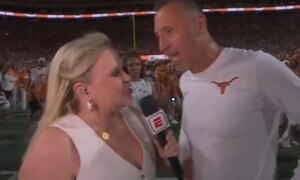 Стив Саркисян из Техаса внезапно заканчивает послематчевое интервью ESPN: «Техасский бой»