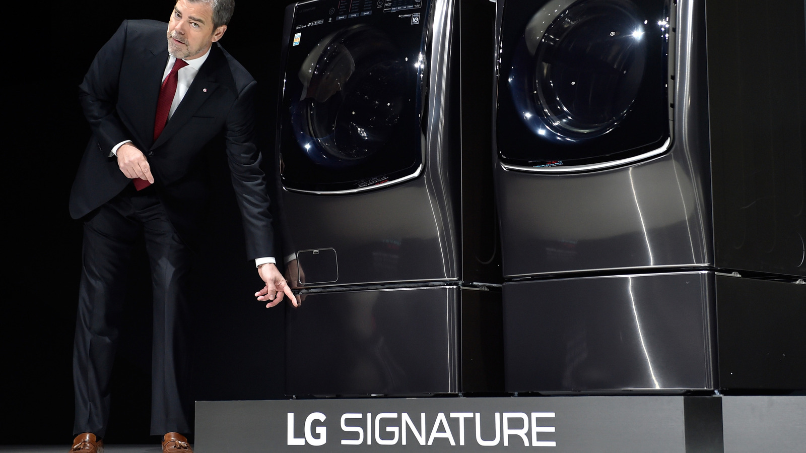 В чем разница между LG Studio и LG Signature Apps?