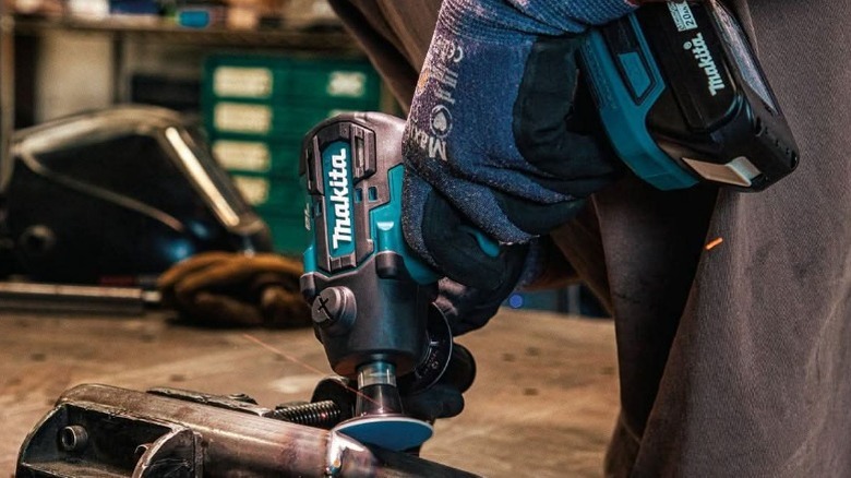 Шлифмашина Makita 18V используется для чистки труб