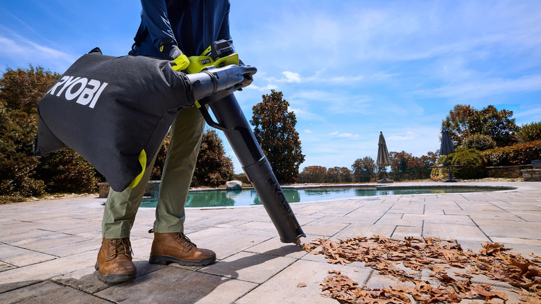 Пылесос/мульчер для листьев Ryobi 40V HP (RY40HPLB03B) в работе возле бассейна