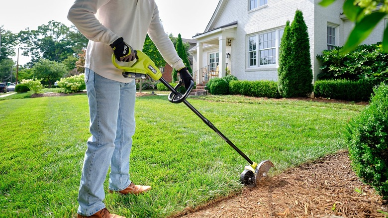 Обрезной станок Ryobi 18V One+ 8 дюймов (PCLED01B) для обрезки газона