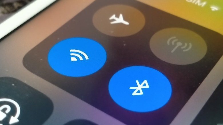 Логотипы Wi-Fi и Bluetooth на экране быстрой настройки iPhone