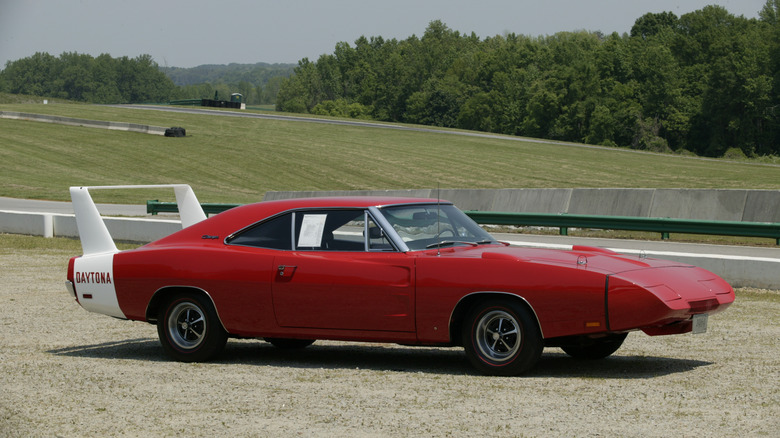 Dodge Charger Daytona 1969 года припаркован на гравии