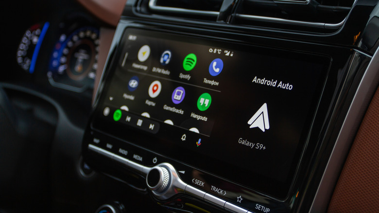 Интерфейс Android Auto в автомобиле.