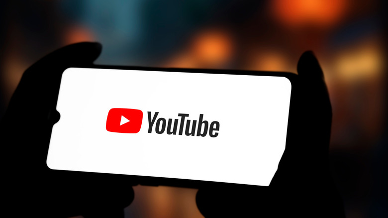Логотип YouTube на телефоне.