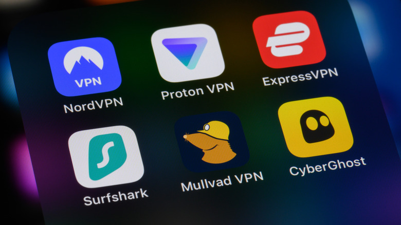 Приложения nordVPN, ProtonVPN, ExpressVPN, Surfshark, Mullvad VPN и CyberGhost на экране смартфона