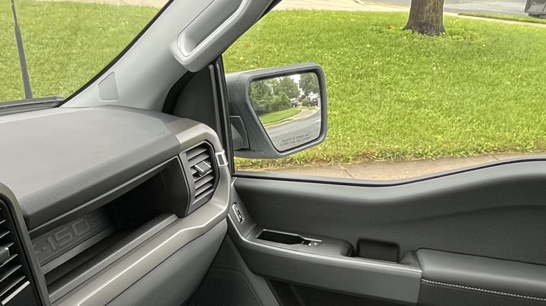 Вид из окна салона Ford F-150 Lightning 2025 года