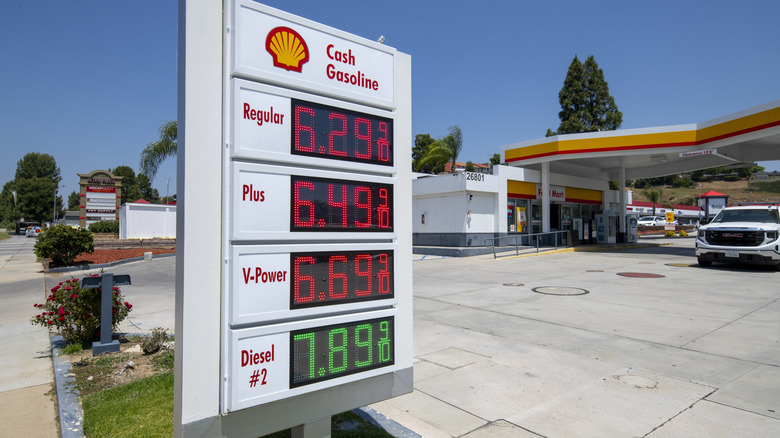 На заправочной станции Shell цены на бензин превышают 6 долларов, а дизельное топливо превышает отметку в 7 долларов.