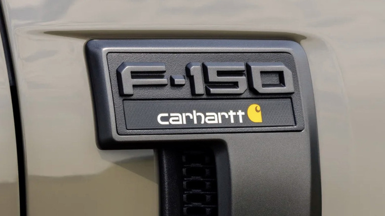 Значок Carhartt на новом Ford F-150.