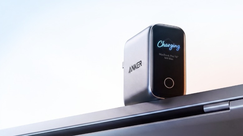 Anker Laptop Charger Pro размещен на закрытом MacBook Pro