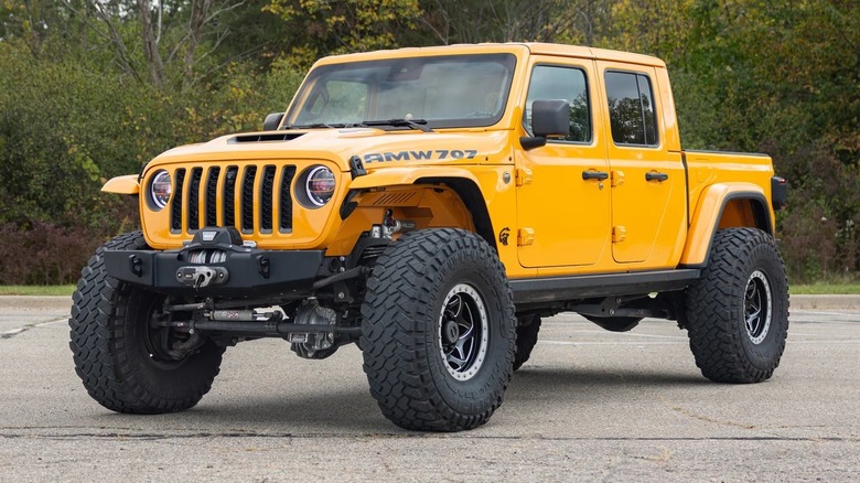 AMW 707 | 8LUG Hellcat 2021 Jeep Gladiator в цвете начо