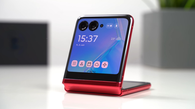 Складной телефон Motorola Razr на столе.